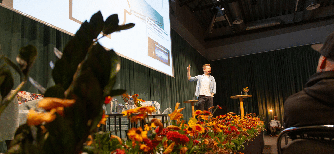 Emanuel Karlsten står på scenen under YLK 2025