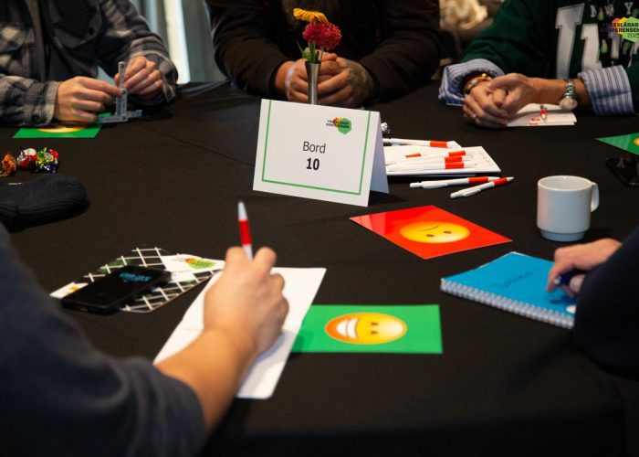Deltagare antecknar vid ett bord under Yrkeslärarkonferensen 2025