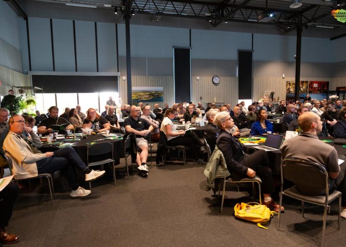 Full konferenssal med deltagare vid runda bord på Yrkeslärarkonferensen 2025